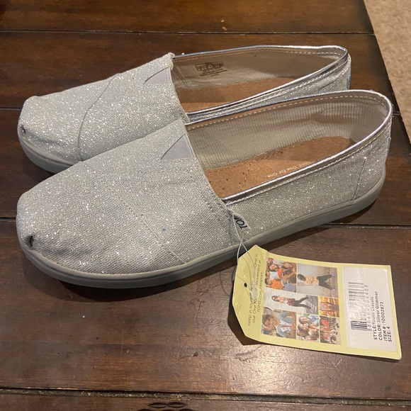 Toms - Picture 3 of 3
